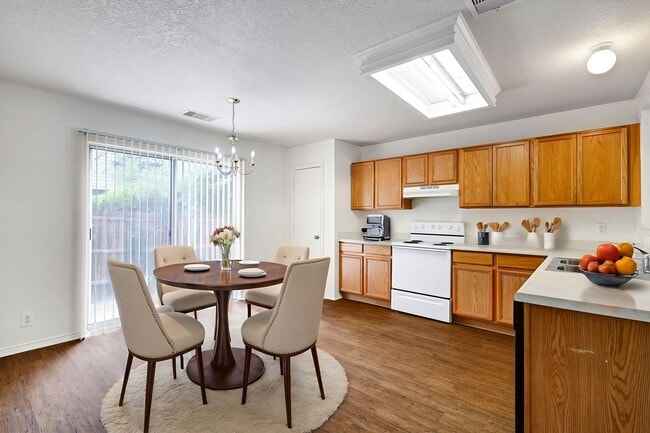 Building Photo - ***MOVE-IN SPECIAL: TWO WEEKS FREE***Renov...