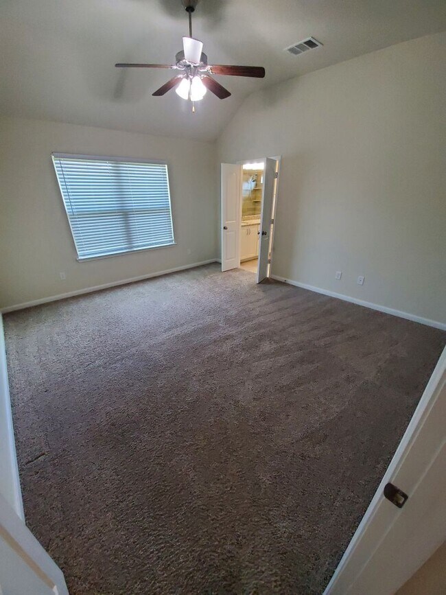 Building Photo - 3/2 Home with Open Floor Plan in Bryan