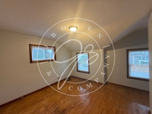 Building Photo - 2-Bedroom twinplex on Almeda Drive - Your Cozy Toledo Retreat!"