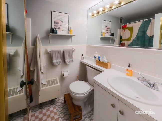 Building Photo - Modern, Light-Filled Junior 1BR in Prime Dupont Location