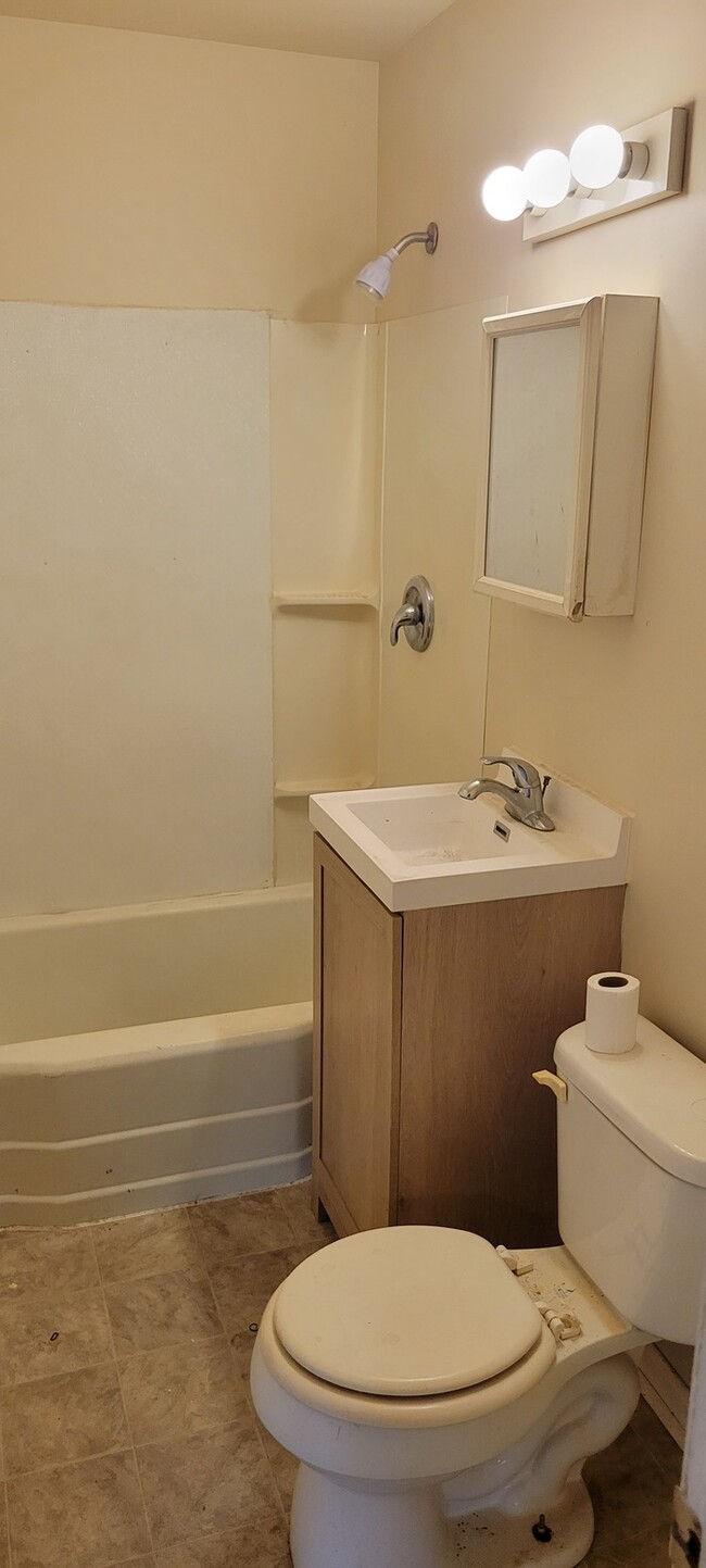 Building Photo - 50% discount on first month's rent with ap...