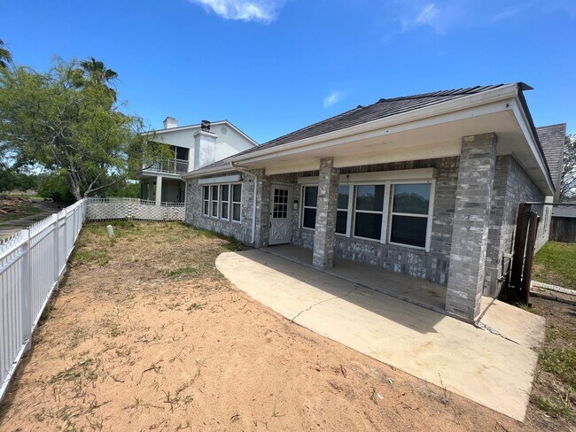 Building Photo - Great location