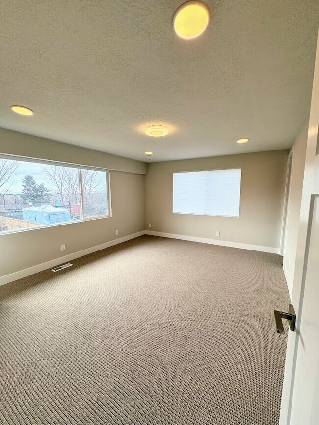 Building Photo - Beautiful remodeled home in Orem!