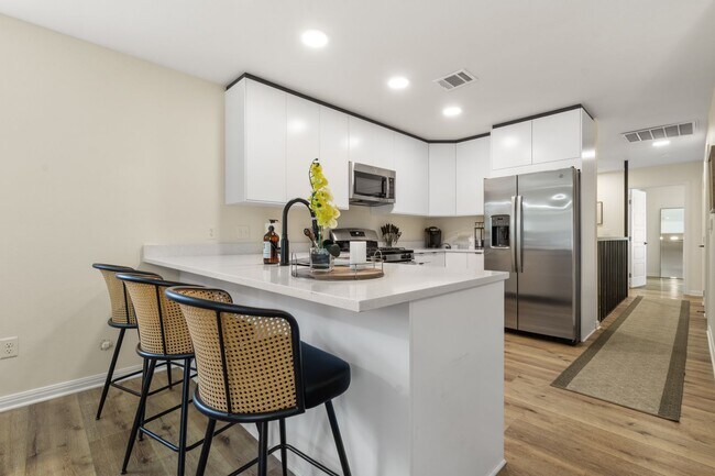 Building Photo - FULLY FURNISHED 3/3 Townhome in Bobcat Vil...