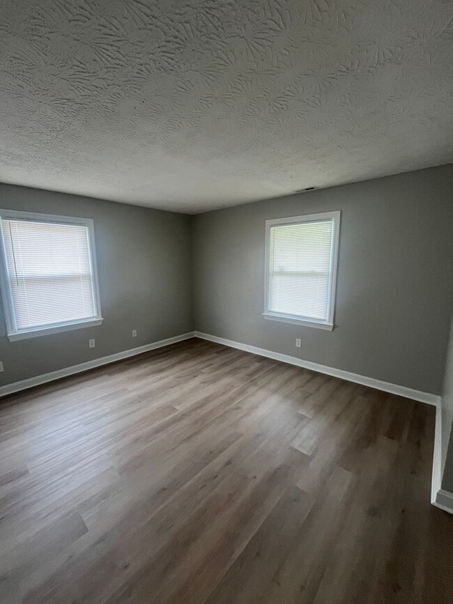 Building Photo - Gorgeous Fully Renovated 3/1!