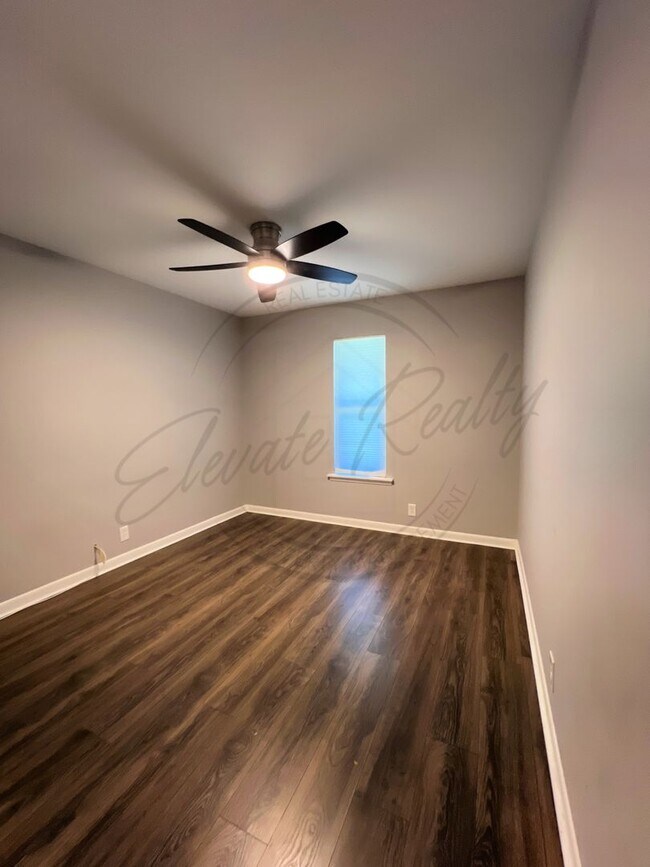 Building Photo - Bright and Airy Second-Floor Apartment with Upgrades and Pet Friendly!