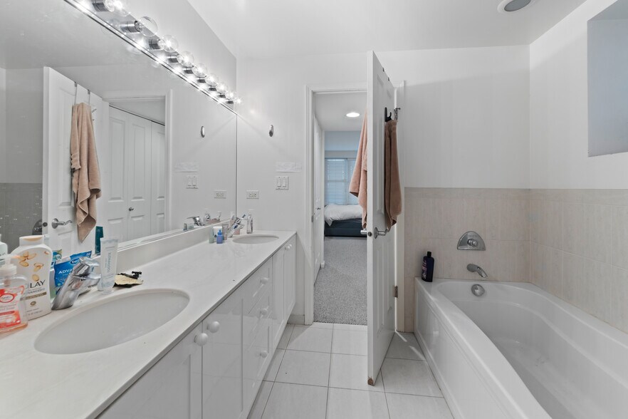 Building Photo - 2715 N Marshfield Ave