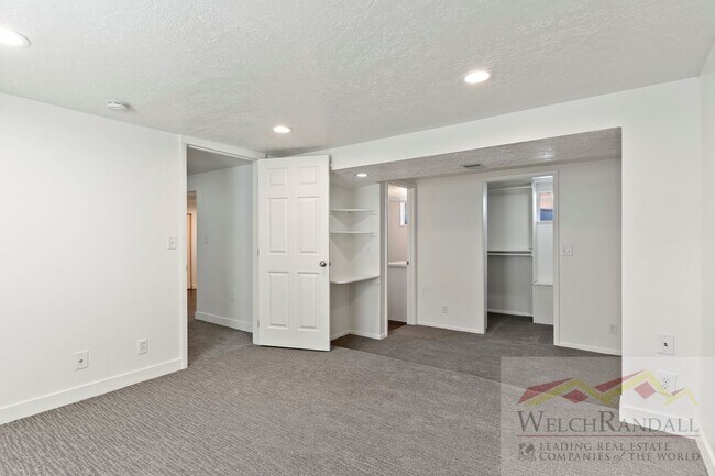 Building Photo - 4 Bedroom 2 Bath Duplex Home in Washington...