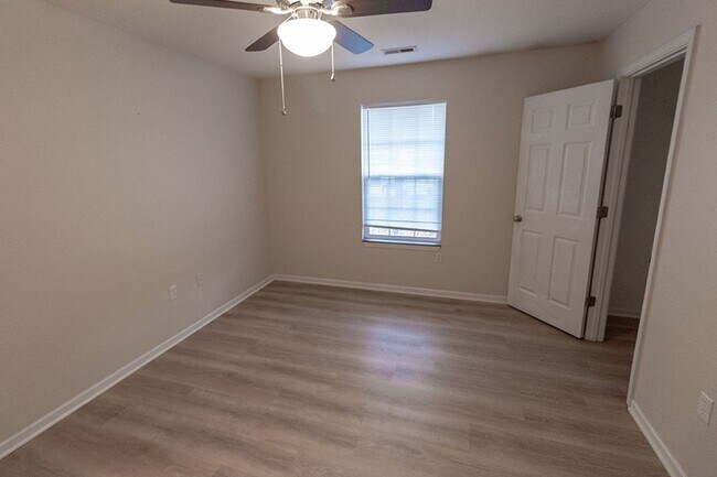 Building Photo - 1323-1325 Godas Dr