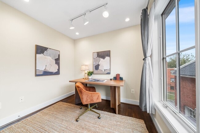 Building Photo - Stylish 2BR/2BA Bi-Level Condo with Private Roof Deck and Covered Parking!