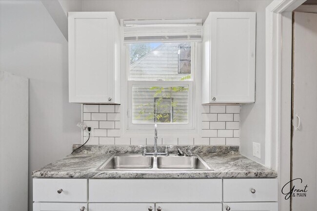 Building Photo - $1300 3 bedroom bungalow