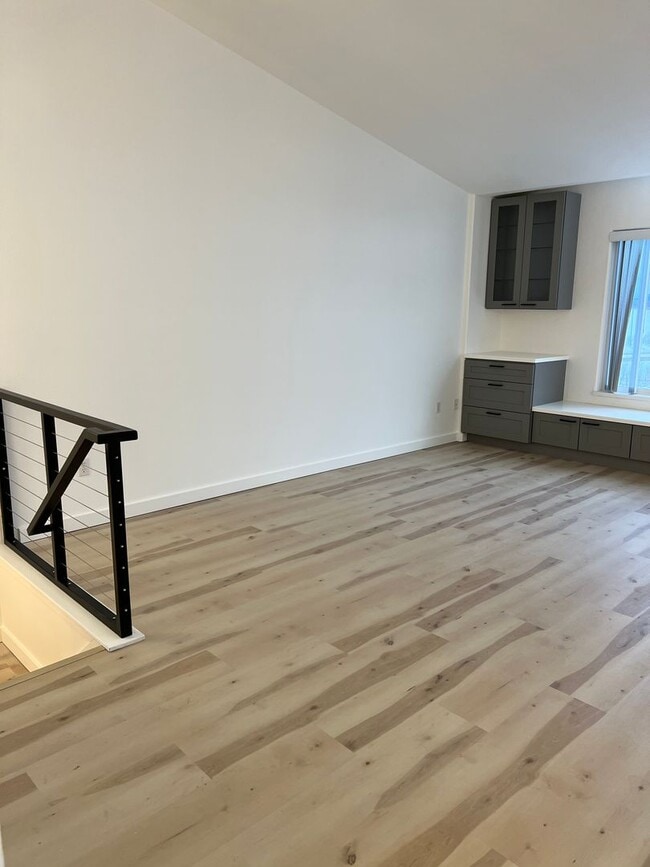 Building Photo - 3 bedroom with an Office!!!!