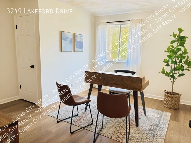 Building Photo - 3249 Lakeford Dr