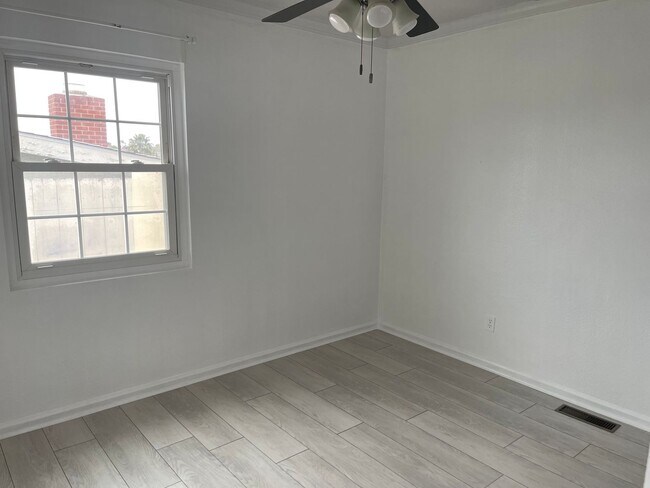 Building Photo - 3 Bed, 2 Bath House, New Kitchen plus 2 Bonus Rooms/Office in La Mesa!