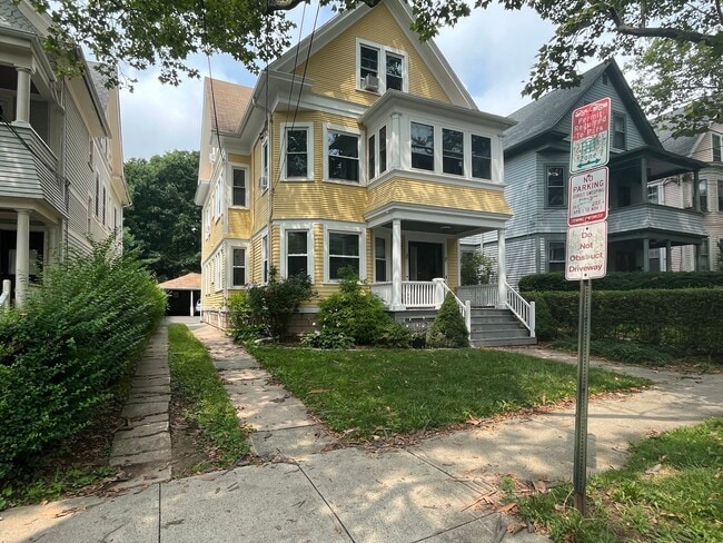 Building Photo - [In-Unit Laundry; Garden] Townhouse-Style Living, with Historical Details & Parking!