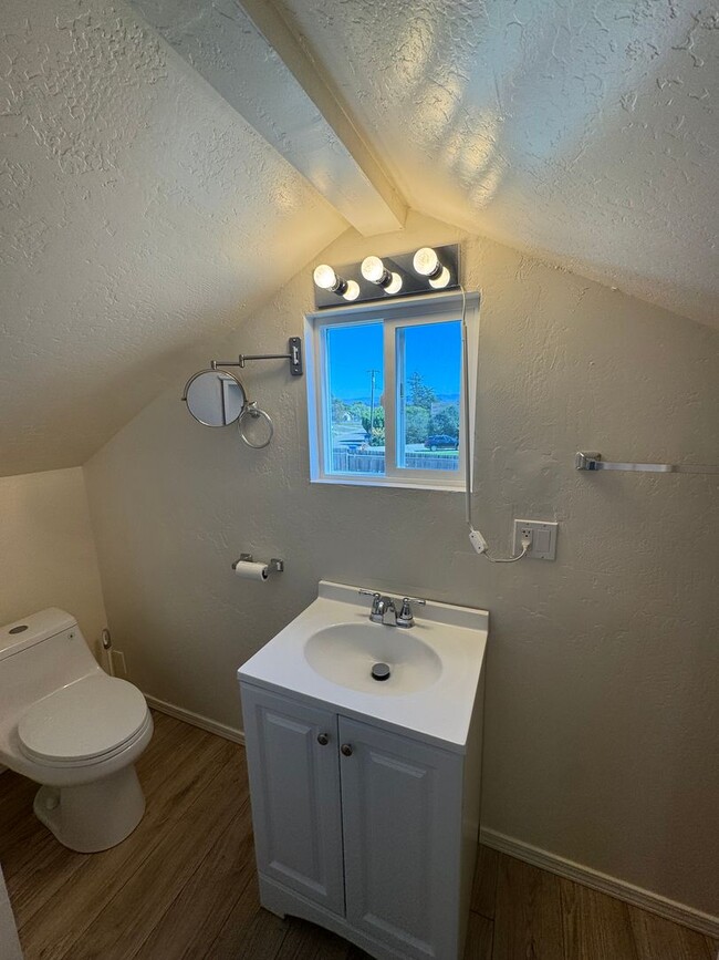 Building Photo - 3-Bedroom Home with Spectacular Views and ...