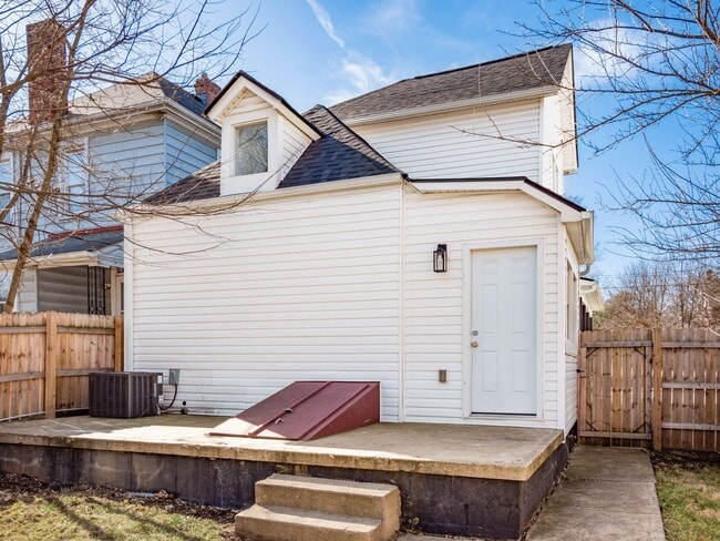 Building Photo - 522 Kelton Ave