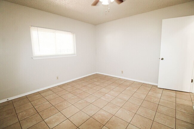 Building Photo - 3223 Tree Grove Dr