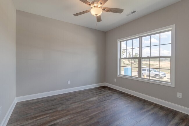 Building Photo - 1558 Hereford Blvd