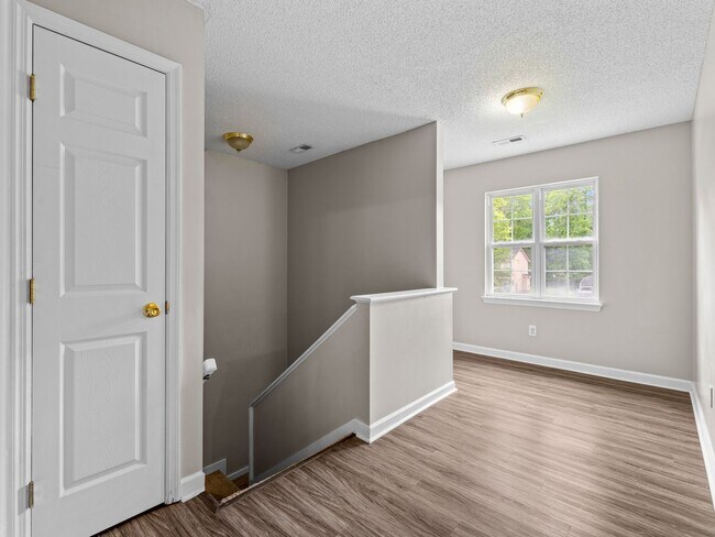 Building Photo - Country Club Area!