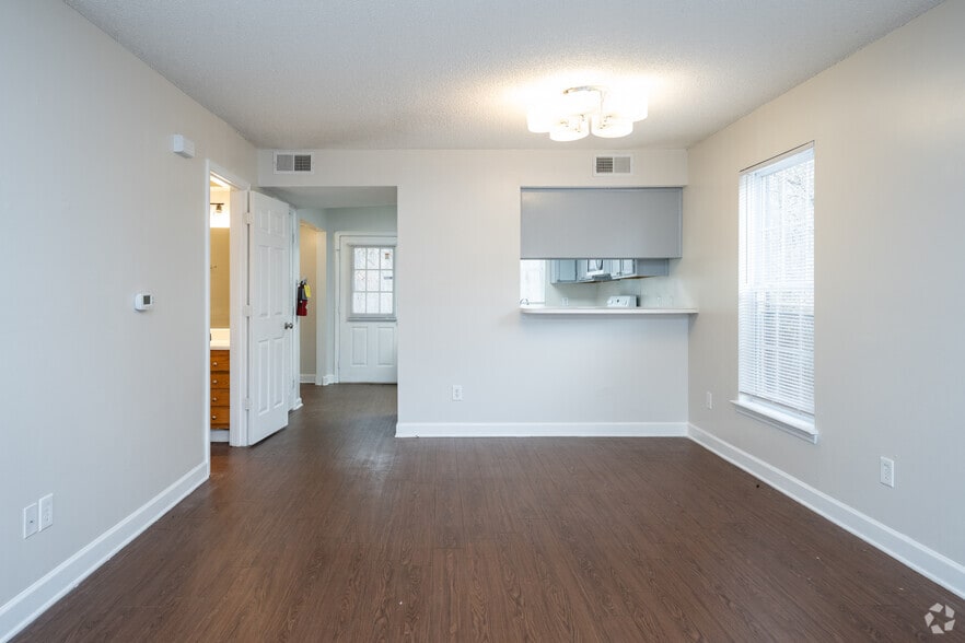 2BR, 2BA - 1,064SF - Living Room - Creekside Retreat Townhomes