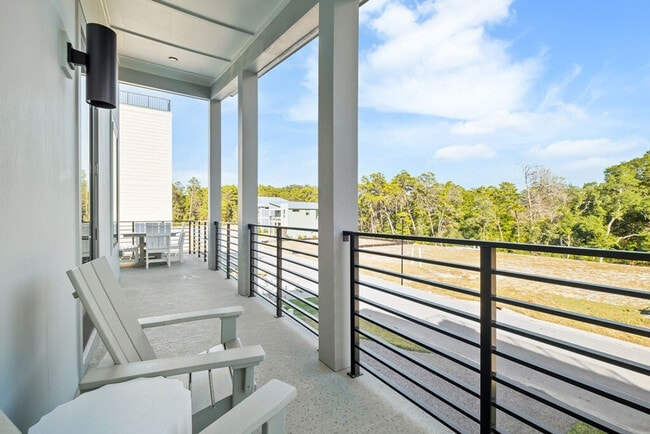 Building Photo - 31 Sarah St