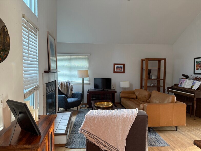 Living room - 332 Buchanan Ct
