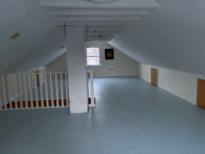 Building Photo - 255 Budlong Rd