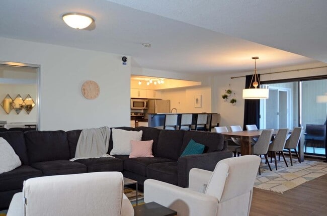 Building Photo - 4820 Park Commons Dr