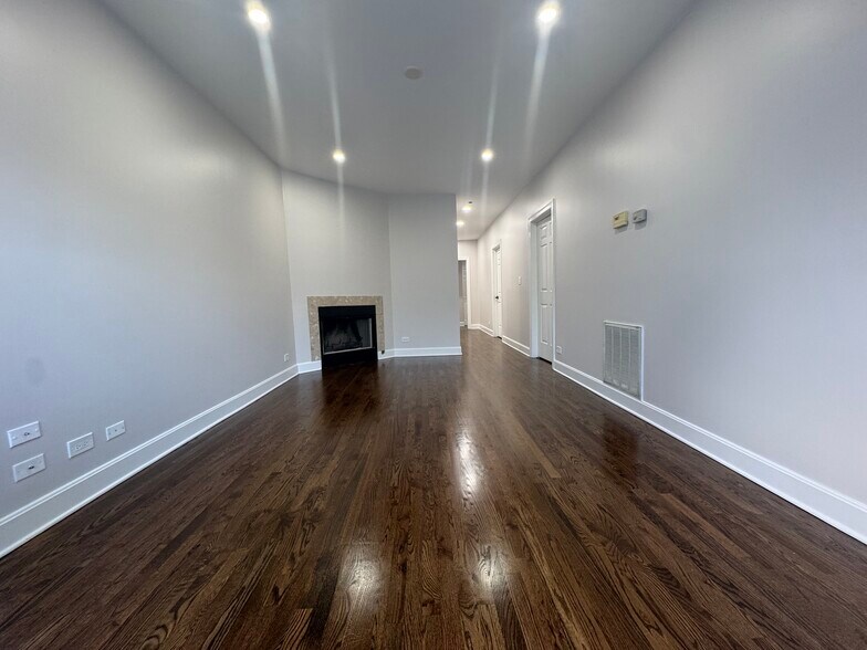 Living room - 2714 W Julia Ct