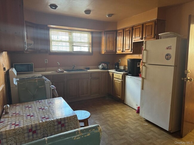 Building Photo - 4557 White Plains Rd