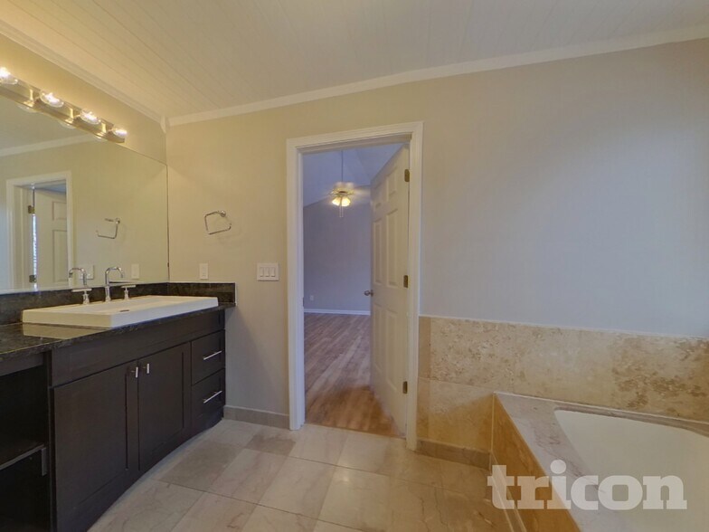 Building Photo - 5910 Haterleigh Dr