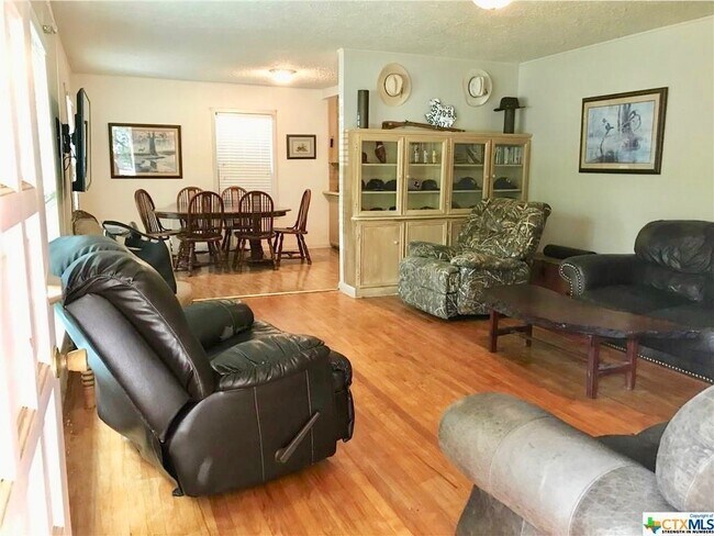 Building Photo - Charming 3 Bedroom Home - Large Backyard - Carport