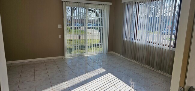 Building Photo - 1055 Kenmore Ave