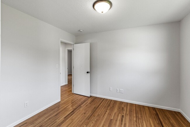 Building Photo - Freshly remodeled 4 Bed Rambler AV/Rosemou...