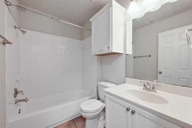 Building Photo - 411 Langely