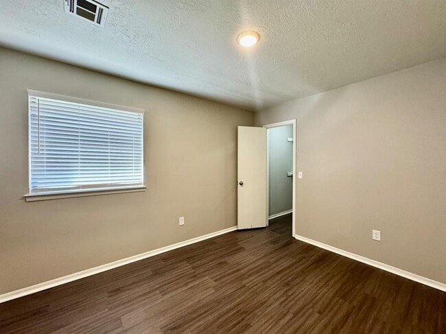 Building Photo - 143 Barrett Pl