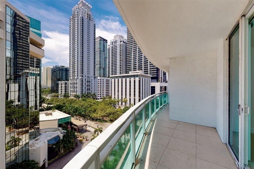 Building Photo - 951 Brickell Ave