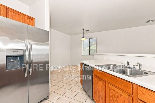 Building Photo - 1136 E Nickleback St