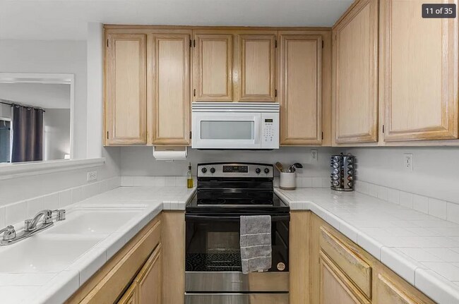 Building Photo - 2 Bedroom 2 Bath Condo in Gated Community ...