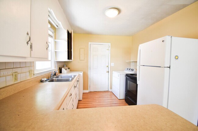 Building Photo - Coming Soon! 3 Bedroom 1 Bathroom - Pets Considered