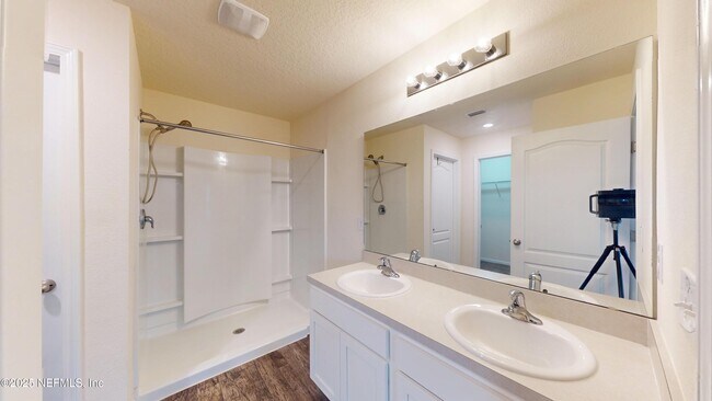 Building Photo - 8118 Meadow Walk Ln