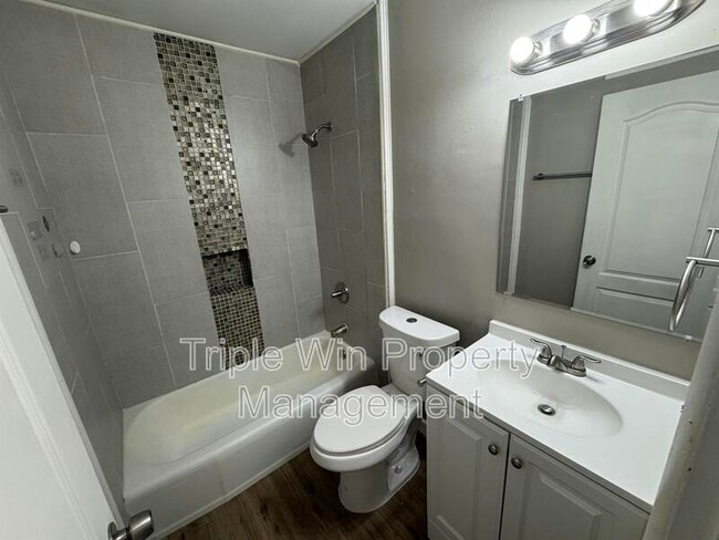 Building Photo - 5122 Ville Maria Ln