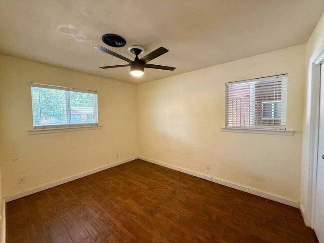 Building Photo - Updated 2-Bedroom Duplex in the Heart of C...