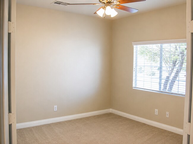 Building Photo - 4 bedroom +Den!