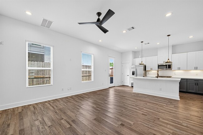 Building Photo - 1070 Mansfield St