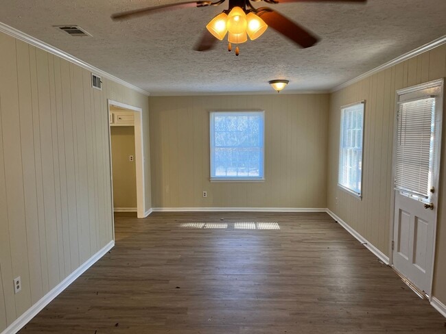 Building Photo - **AVAILABLE NOW**3 bedroom / 2 bathroom Ho...