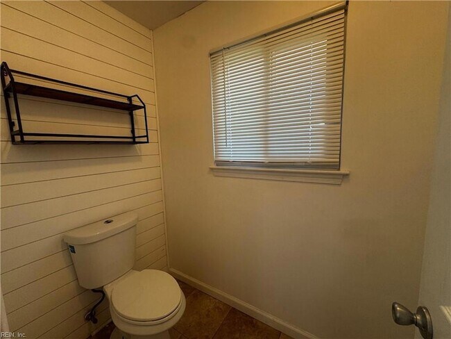 Building Photo - 4033 Foxwood Dr