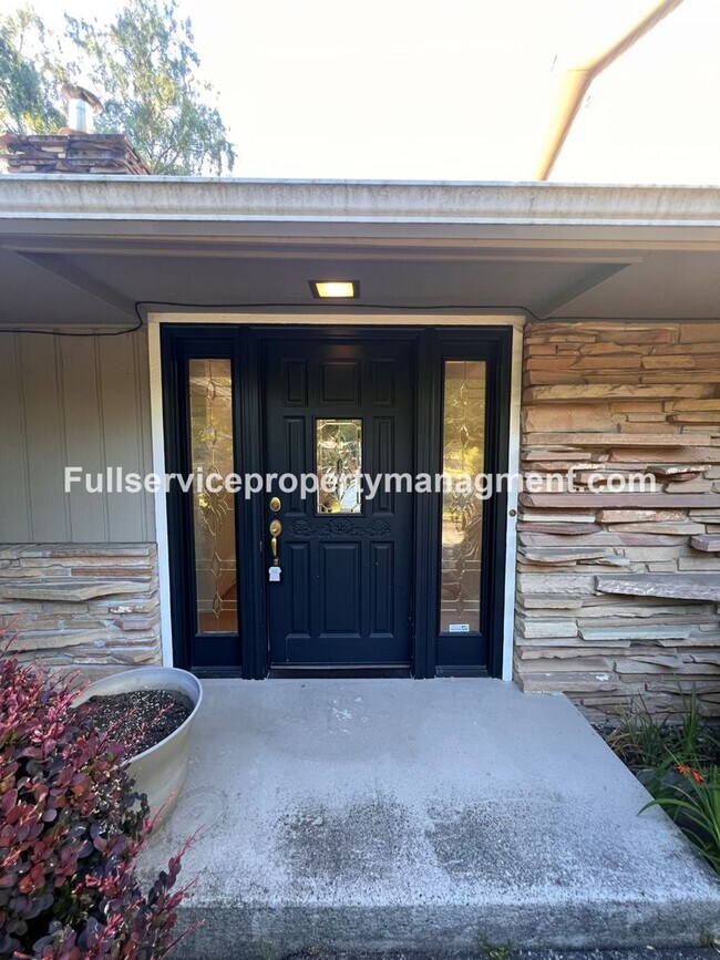 Building Photo - Beautiful Mercer Island Home with Private Hot Tub Pavillion & Spacious Floor Plan