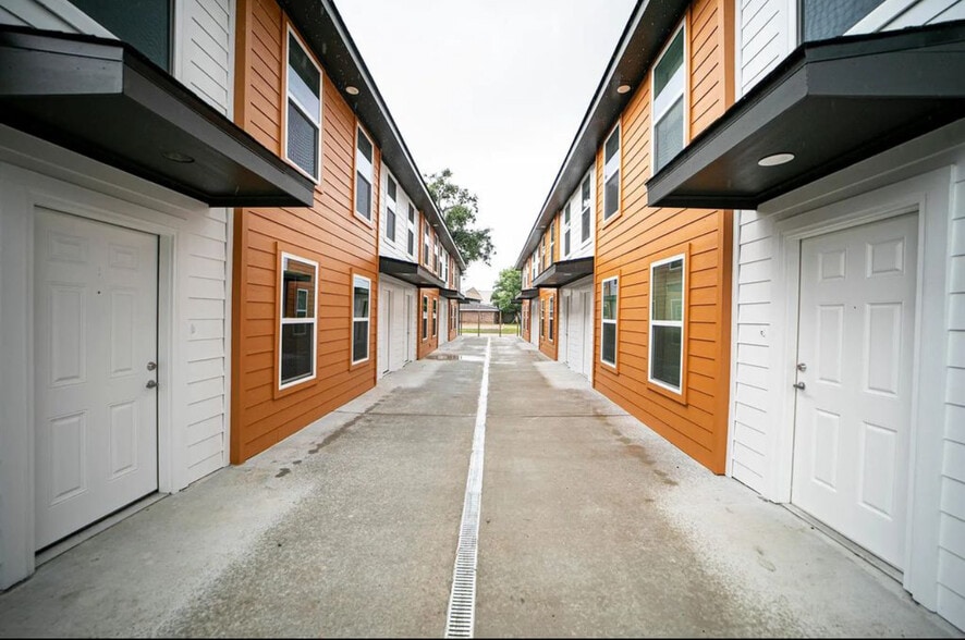 Building Photo - River Oaks Apartments